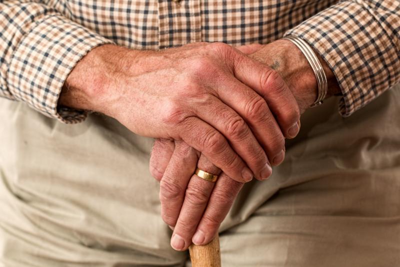 Czym powinien cechować się opiekun osoby starszej?