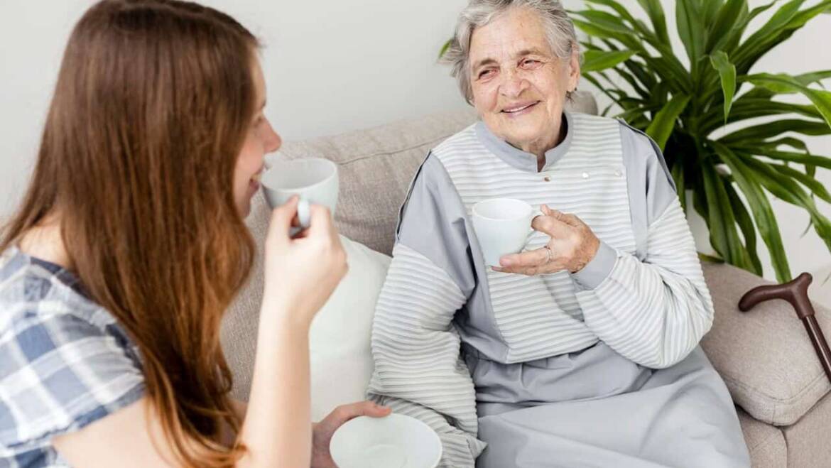 Opieka krótkoterminowa dla Seniora – kiedy warto z niej skorzystać?